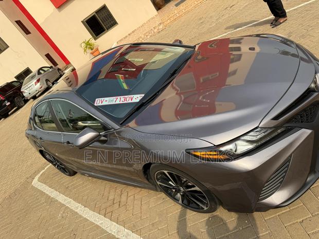 Toyota Camry SE 2021 Gray