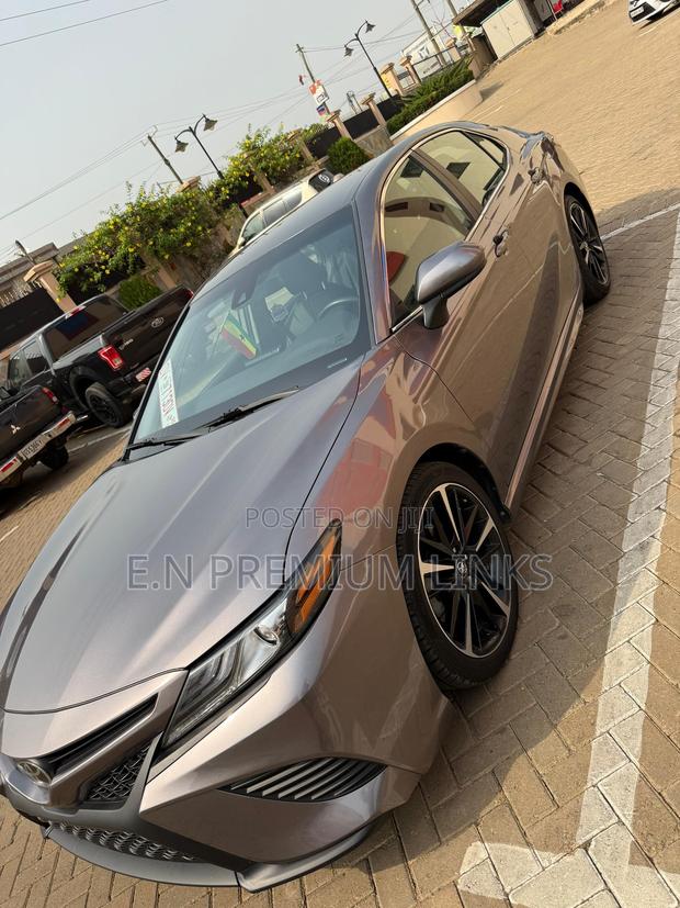 Toyota Camry SE 2021 Gray