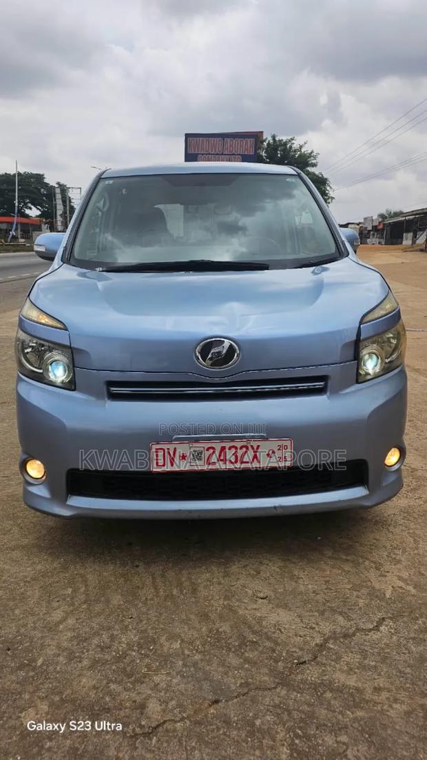 Toyota Voxy 2013 Green