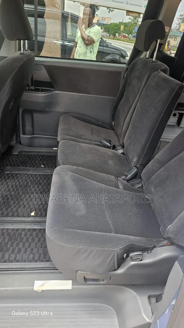 Toyota Voxy 2013 Green