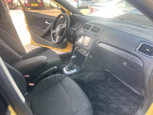 Volkswagen Polo 2013 Yellow