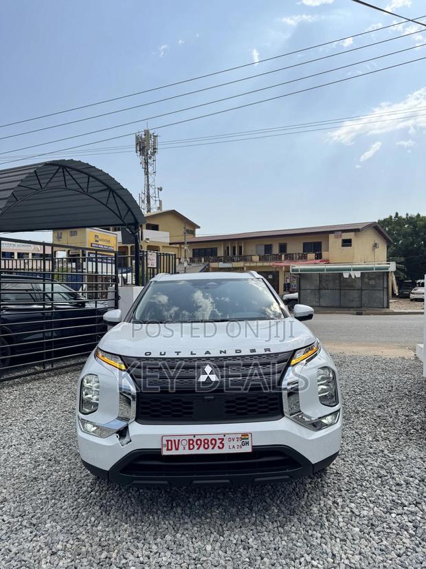Mitsubishi Outlander SE 2023 White