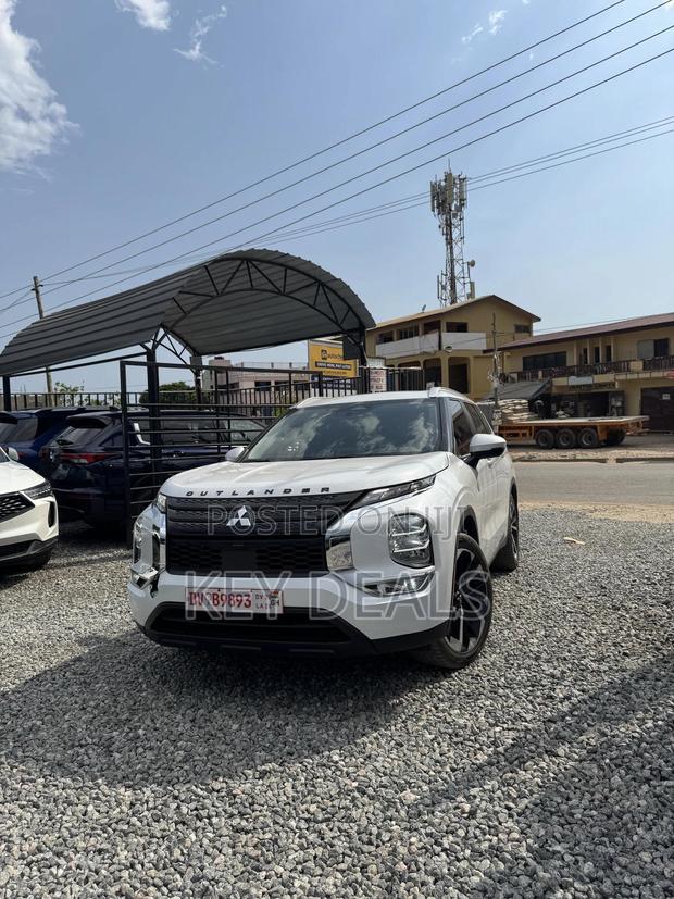 Mitsubishi Outlander SE 2023 White