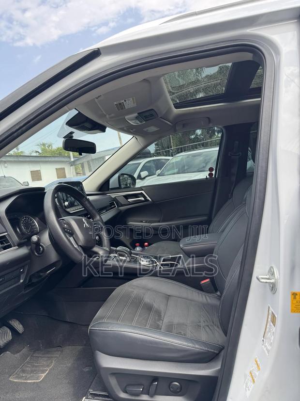 Mitsubishi Outlander SE 2023 White
