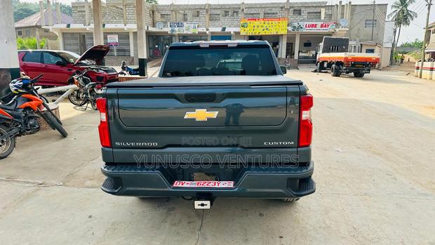 Chevrolet Silverado 2021 Green