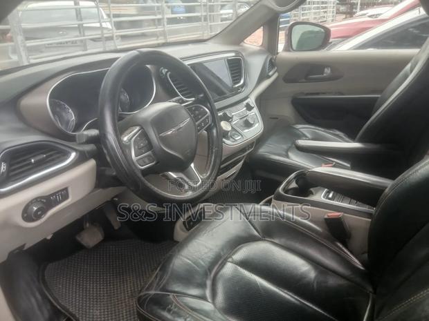 Chrysler Pacifica 2017 Red