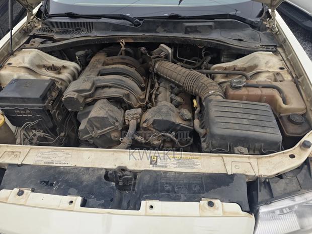 Chrysler 300 2010 Off white