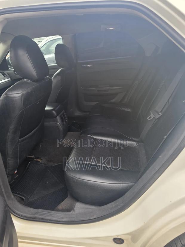 Chrysler 300 2010 Off white