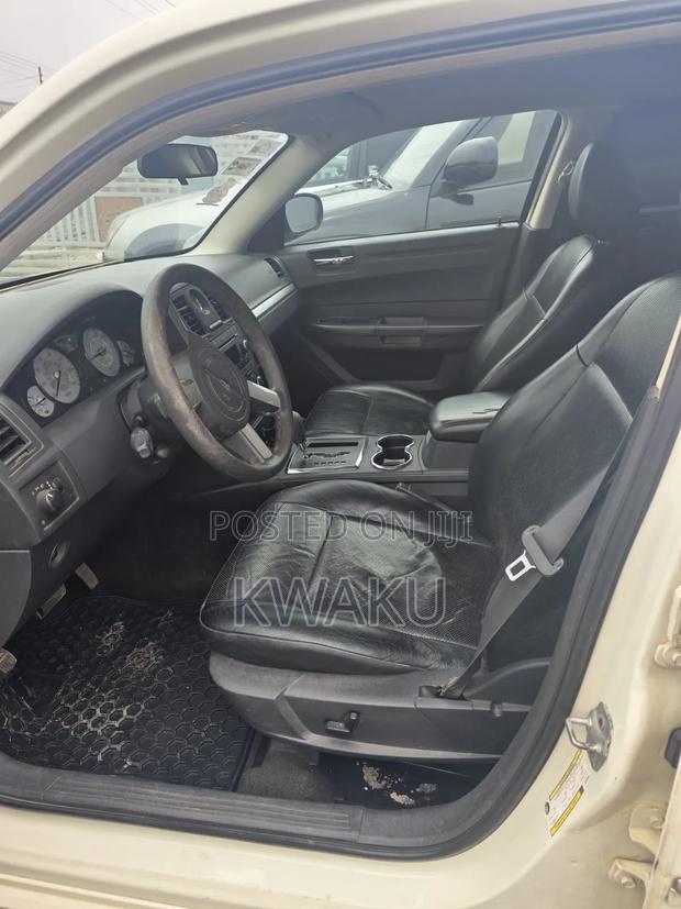 Chrysler 300 2010 Off white