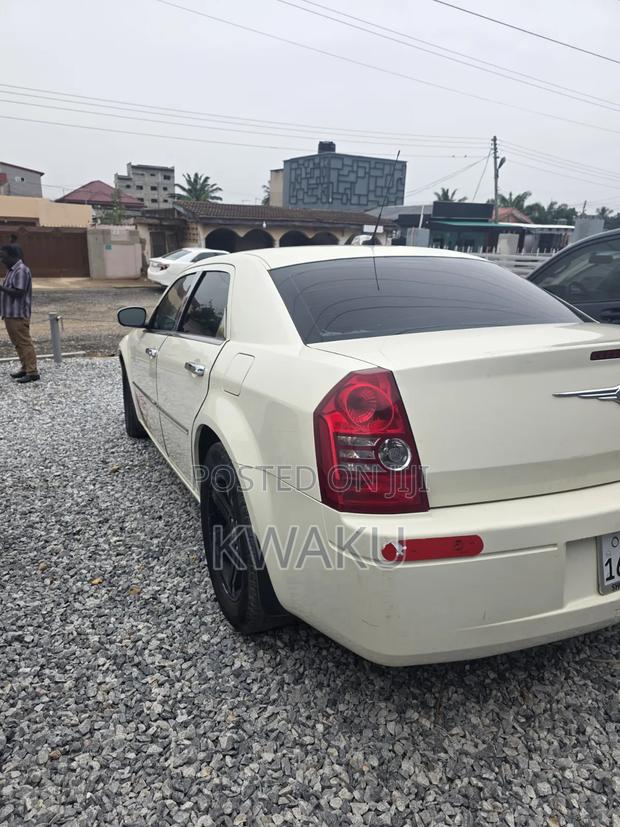 Chrysler 300 2010 Off white