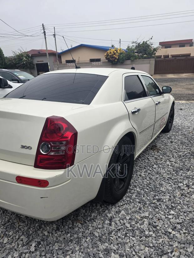 Chrysler 300 2010 Off white