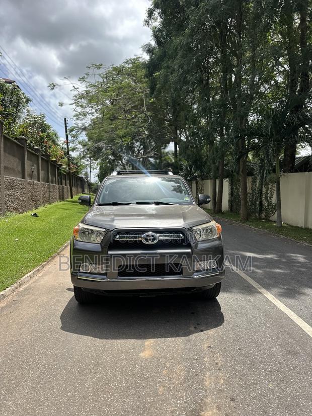 Toyota 4-Runner Limited 4WD 2011 Gray
