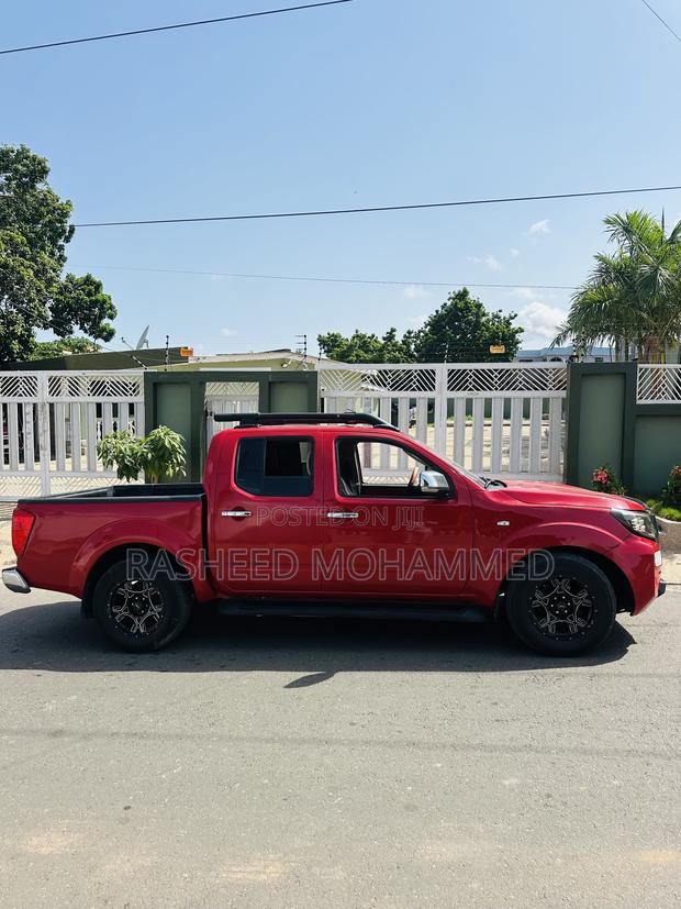 Nissan Navara 2010 Red