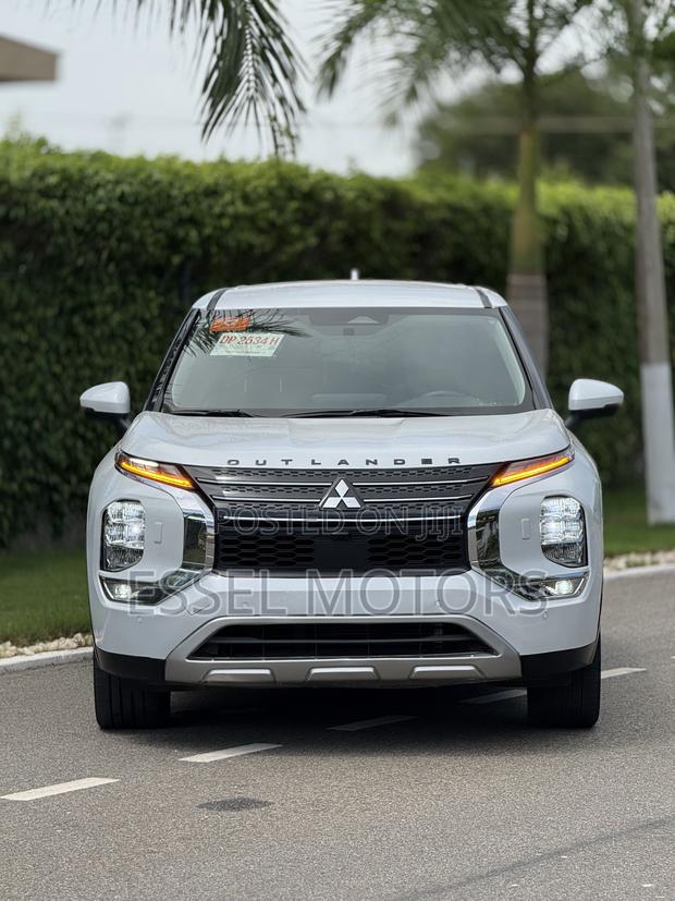 Mitsubishi Outlander SE 2024 White