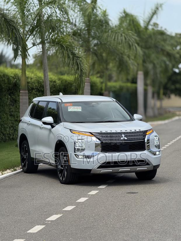 Mitsubishi Outlander SE 2024 White
