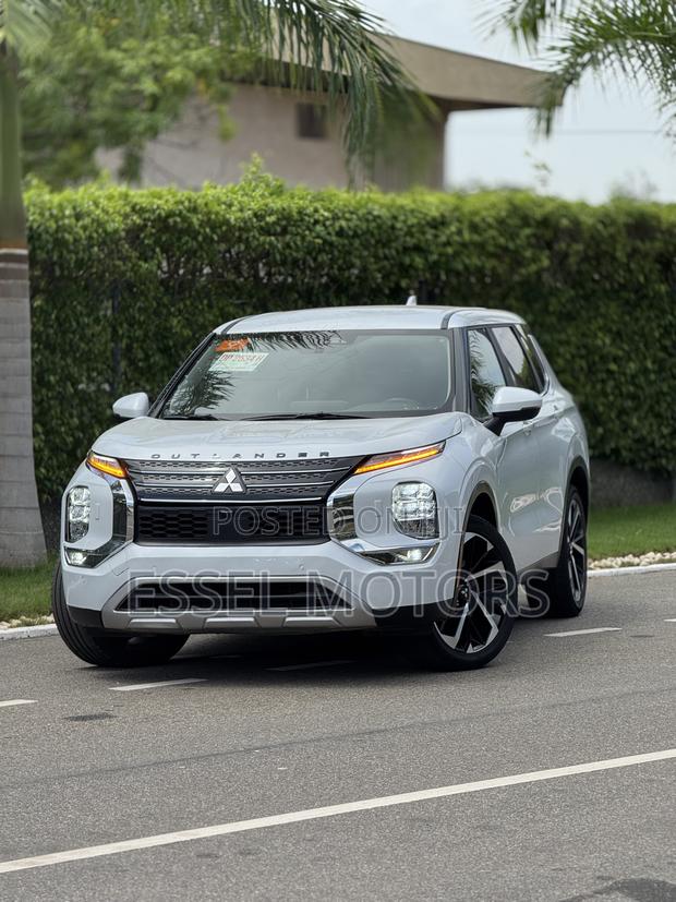 Mitsubishi Outlander SE 2024 White
