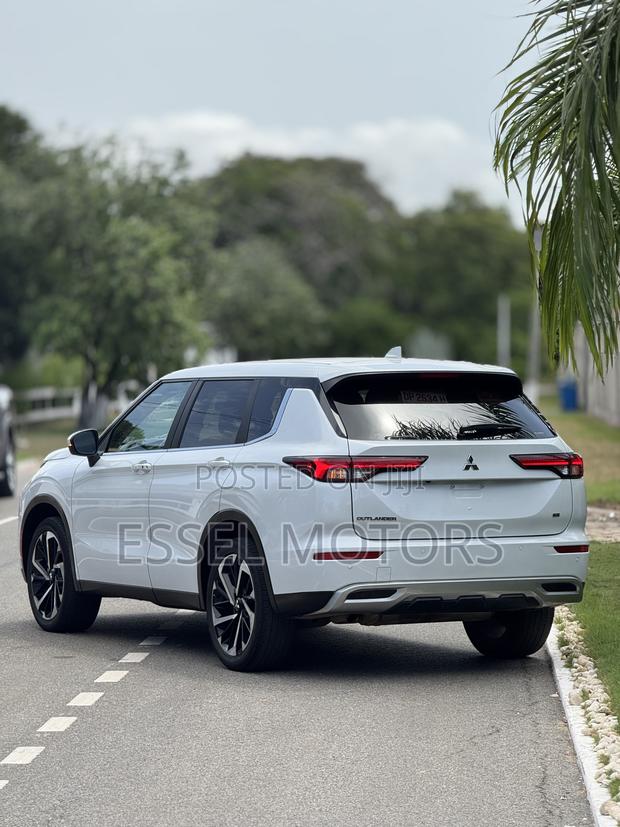 Mitsubishi Outlander SE 2024 White