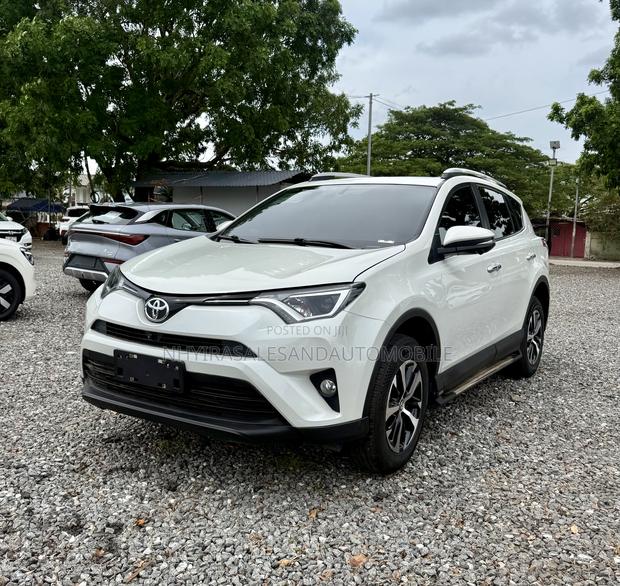 Toyota RAV4 LE 4dr SUV (2.5L 4cyl 6A) 2018 White