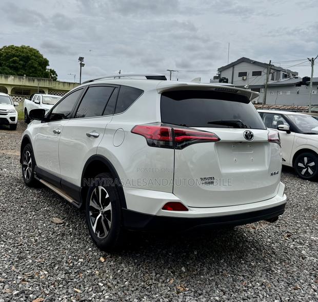 Toyota RAV4 LE 4dr SUV (2.5L 4cyl 6A) 2018 White