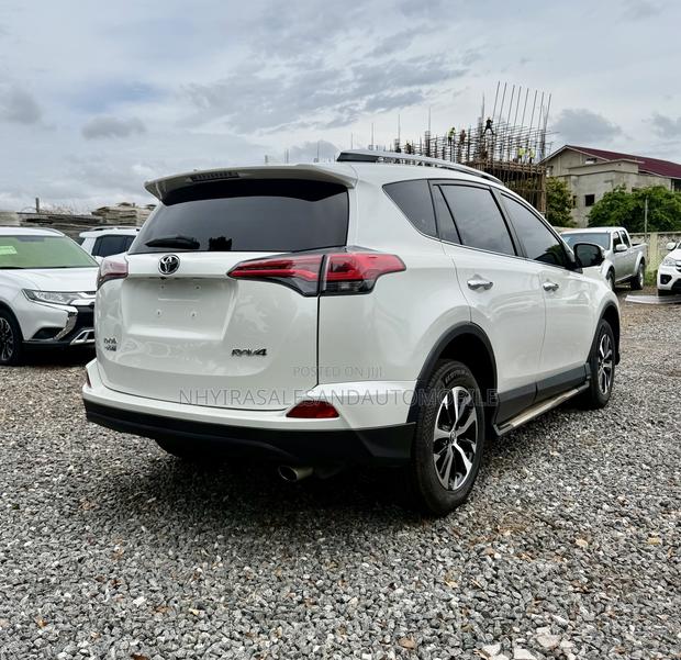 Toyota RAV4 LE 4dr SUV (2.5L 4cyl 6A) 2018 White