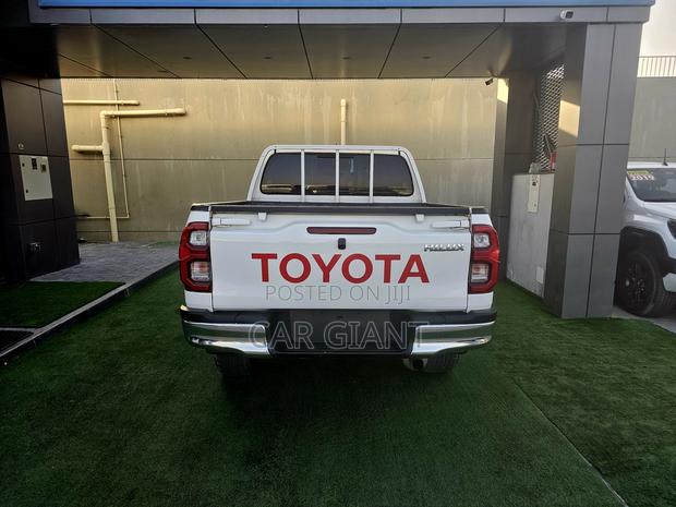Toyota Hilux 2023 White