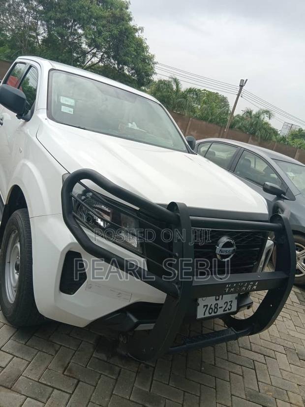 Nissan Navara 2022 White