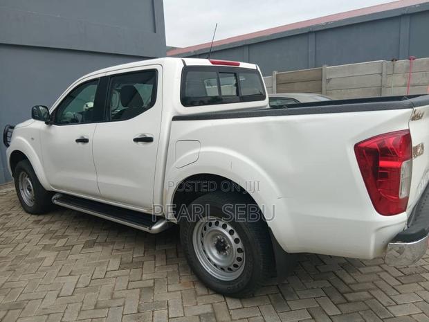 Nissan Navara 2022 White