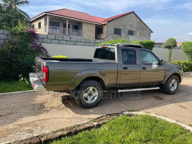 Nissan Frontier SE-V6 4x4 Long Bed Crew Cab 131 in. WB 2002 Brown