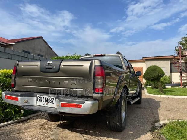 Nissan Frontier SE-V6 4x4 Long Bed Crew Cab 131 in. WB 2002 Brown