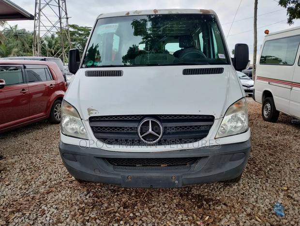 Mercedes-Benz 2422 2010 White