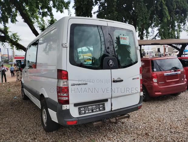 Mercedes-Benz 2422 2010 White