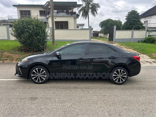 Toyota Corolla SE (1.8L 4cyl 6M) 2018 Black