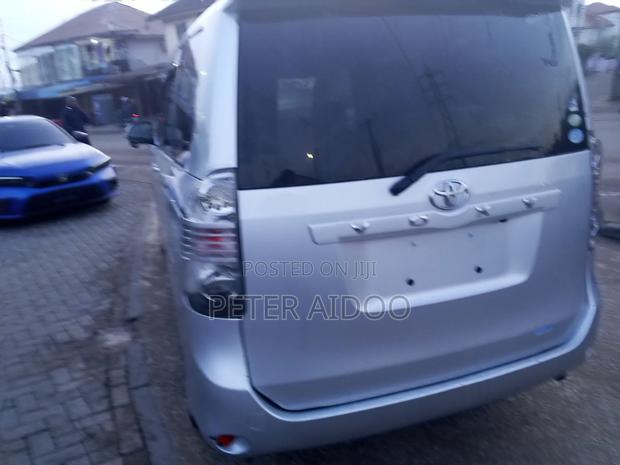 Toyota Voxy 2011 Silver