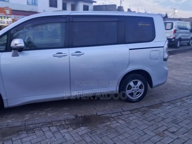 Toyota Voxy 2011 Silver