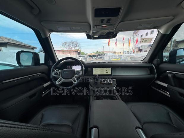 Land Rover Defender SE 2024 Black