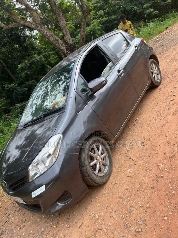 Toyota Vitz 2012 Silver