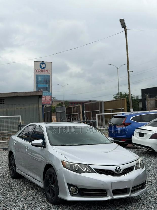 Toyota Camry SE 4dr Sedan (2.5L 4cyl 6A) 2014 Gray