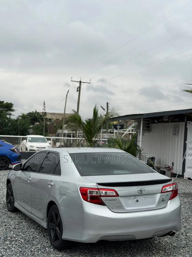 Toyota Camry SE 4dr Sedan (2.5L 4cyl 6A) 2014 Gray
