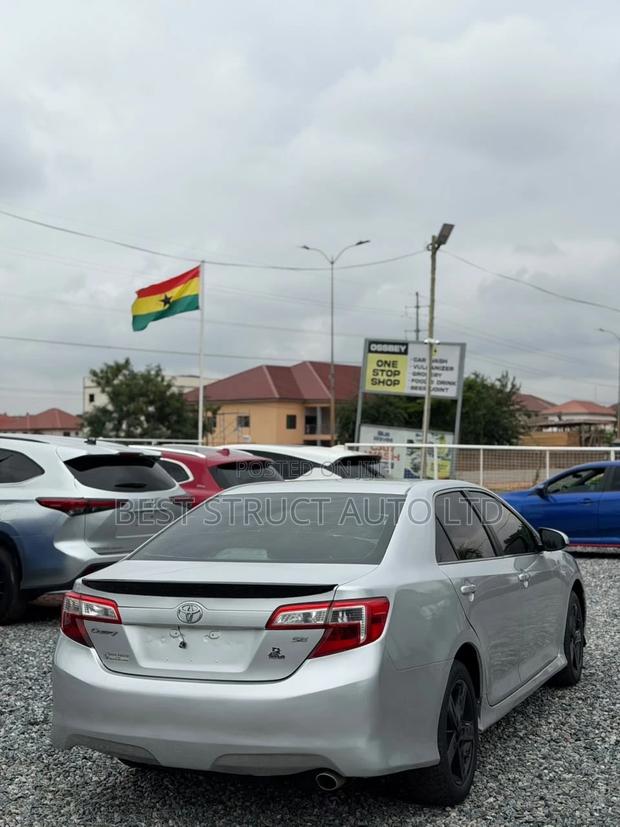 Toyota Camry SE 4dr Sedan (2.5L 4cyl 6A) 2014 Gray