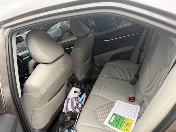Toyota Camry SE 2021 Gray