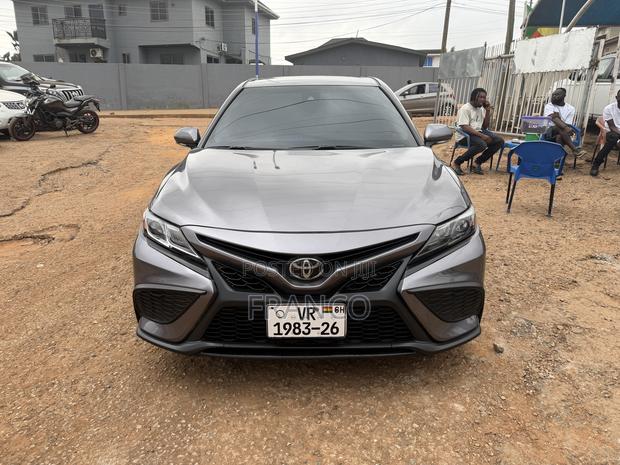 Toyota Camry SE 2021 Gray