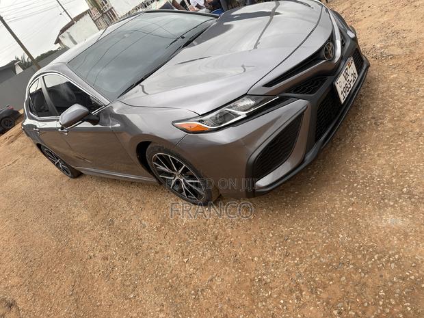 Toyota Camry SE 2021 Gray
