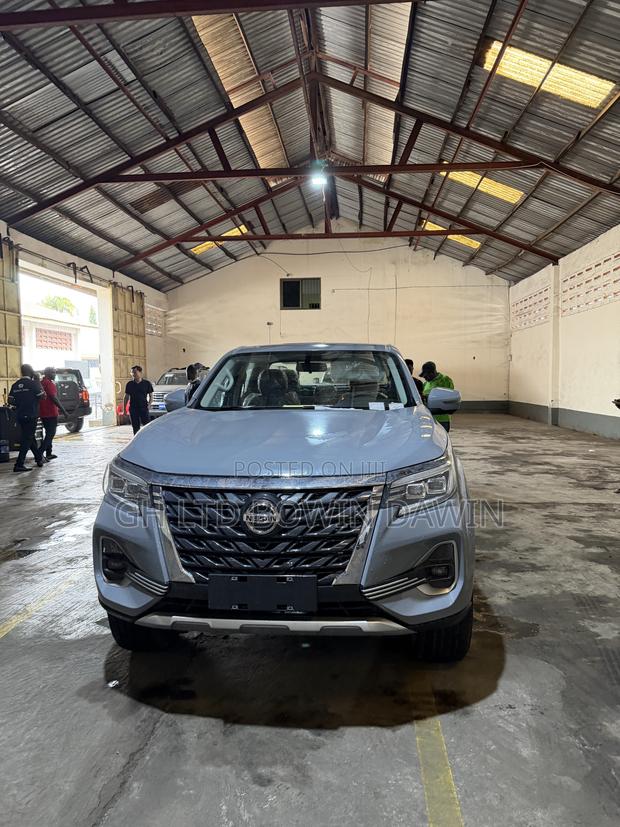 New Nissan Pick-Up 2025 Gray