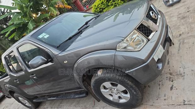 Nissan Navara 2011 Gray