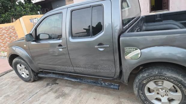Nissan Navara 2011 Gray
