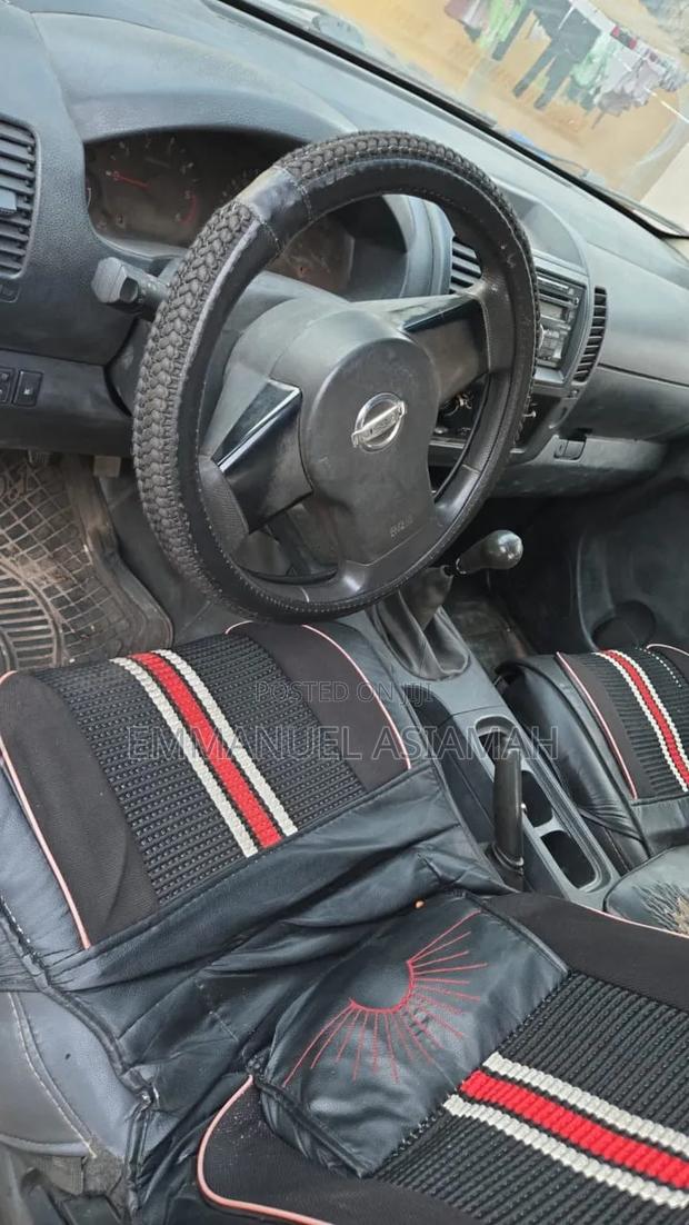 Nissan Navara 2011 Gray
