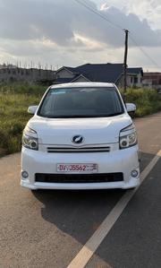 Toyota Voxy 2011 White for sale
