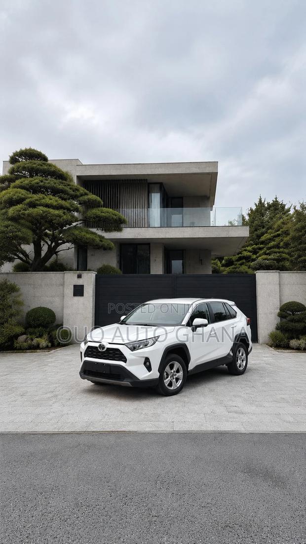 Toyota RAV4 2024 White