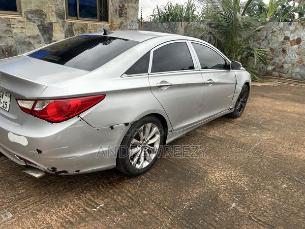 Hyundai Sonata SE 2.0T Sedan FWD (2.0L 4cyl 6A) 2011 Silver