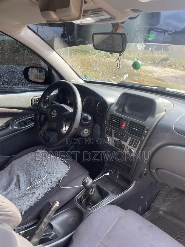 Nissan Almera 2000 Silver